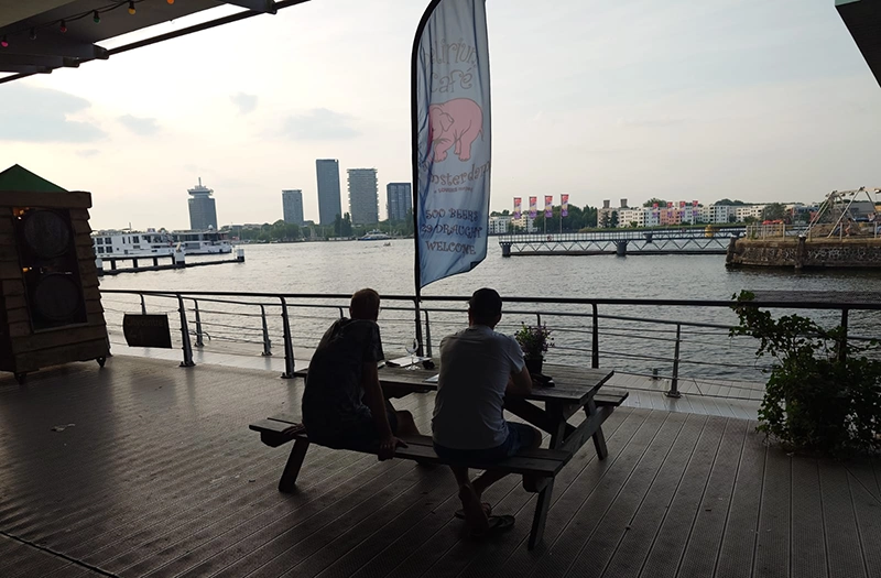 Uitzicht over 't IJ vanaf het terras van het Delirium Café in Amsterdam