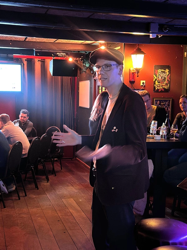 Biersommelier Arjan Jonker in actie tijdens een bierproeverij