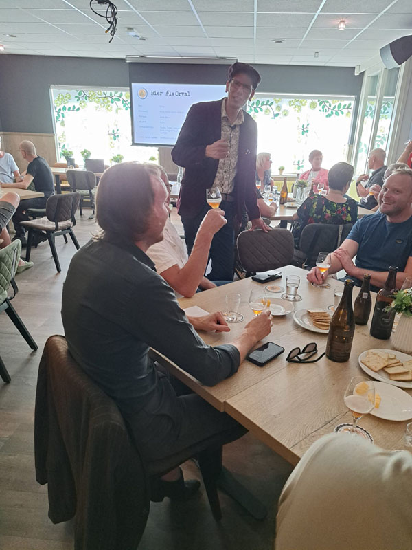 Vragen beantwoorden tijdens de bierproeverij in Grootebroek