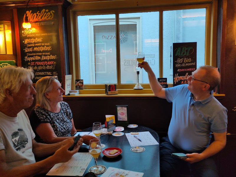 Aandachtig bier proeven in Proeflokaal Charlies in Hoorn