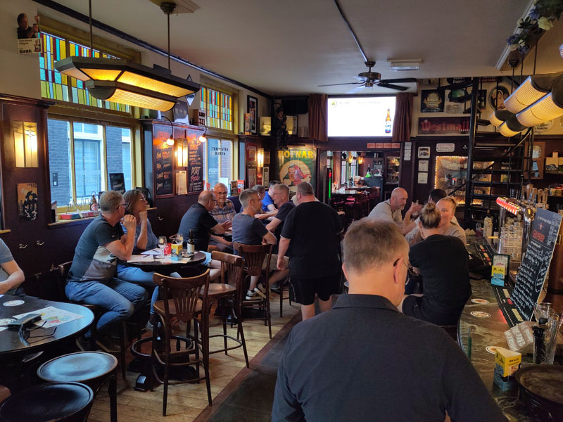 De PINT proefavond van het Biergilde Hoorn in volle gang, in Proeflokaal Charlies in Hoorn