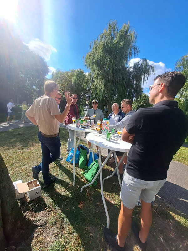 Vrijgezellenfeest met bierproeverij in volle gang