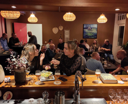 Biersommelier Arjan Jonker tijdens een historische bierproeverij in Friesland