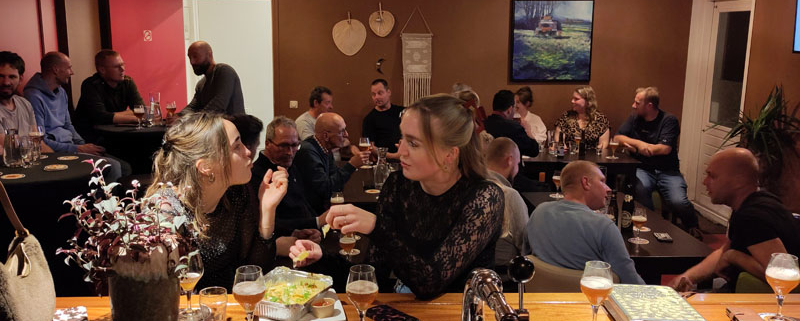Biersommelier Arjan Jonker tijdens een historische bierproeverij in Friesland