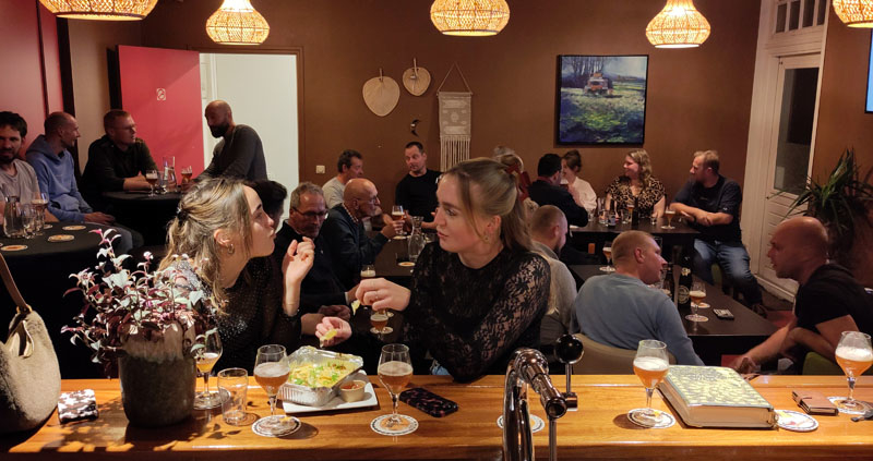 Biersommelier Arjan Jonker tijdens een historische bierproeverij in Friesland