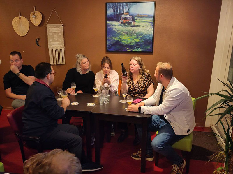 Deelnemers genieten tijdens de Historische Bierbeleving in Friesland