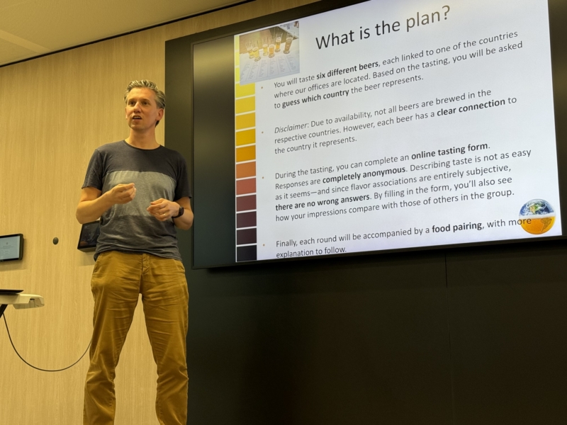 Biersommelier Pascal Baars in actie tijdens de bierproeverij voor Ortec Finance