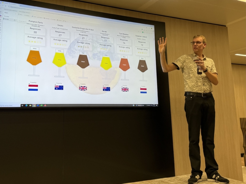 Biersommelier Arjan Jonker in actie tijdens deze bierproeverij in Amsterdam