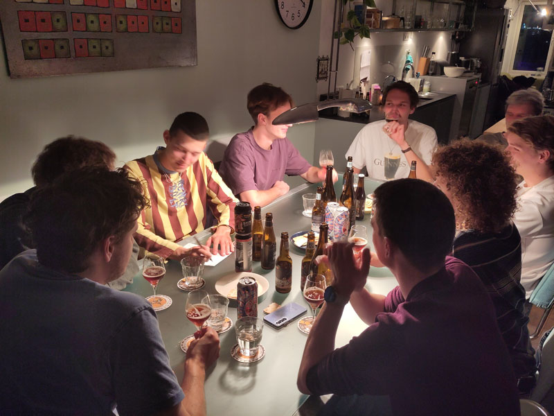 Hoe vier je een verjaardag? Met een bierproeverij dus, zoals hier in Amsterdam