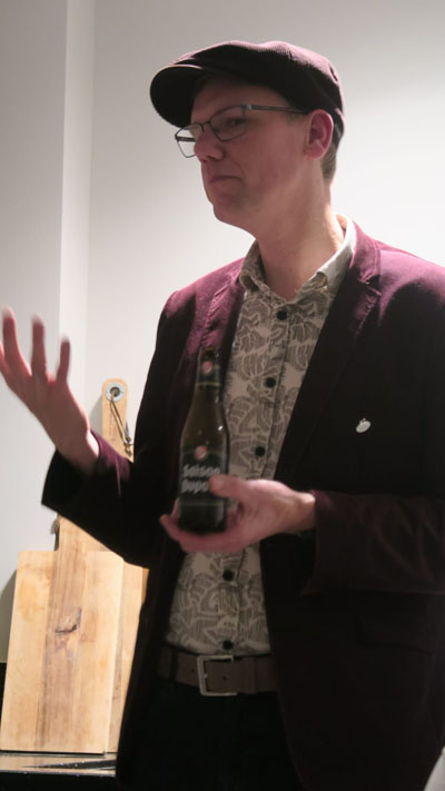 500e biersommelier van Nederland Arjan Jonker, aan het vertellen over de bieren tijdens een bierproeverij in Hoorn