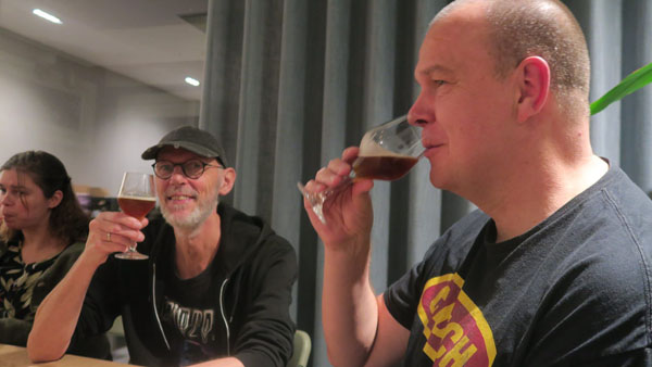 Deelnemers genieten tijdens een bierproeverij in Hoorn, voor hun vriend die 50 jaar werd