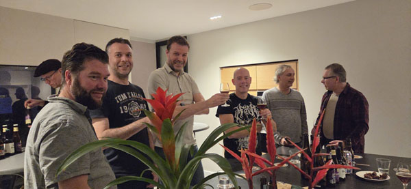 Verwachtingsvolle deelnemers aan een bierproeverij in Hoorn