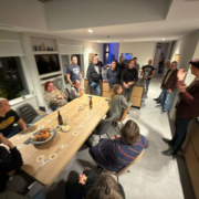 Biersommelier Arjan Jonker in actie tijdens een bierproeverij in Hoorn, op 29 november 2025