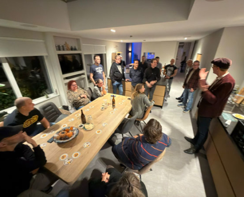 Biersommelier Arjan Jonker in actie tijdens een bierproeverij in Hoorn, op 29 november 2025