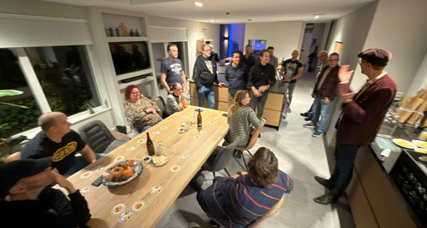 Biersommelier Arjan Jonker in actie tijdens een bierproeverij in Hoorn, op 29 november 2025