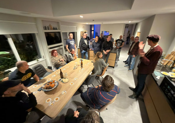 Biersommelier Arjan Jonker in actie tijdens een bierproeverij in Hoorn, op 29 november 2025