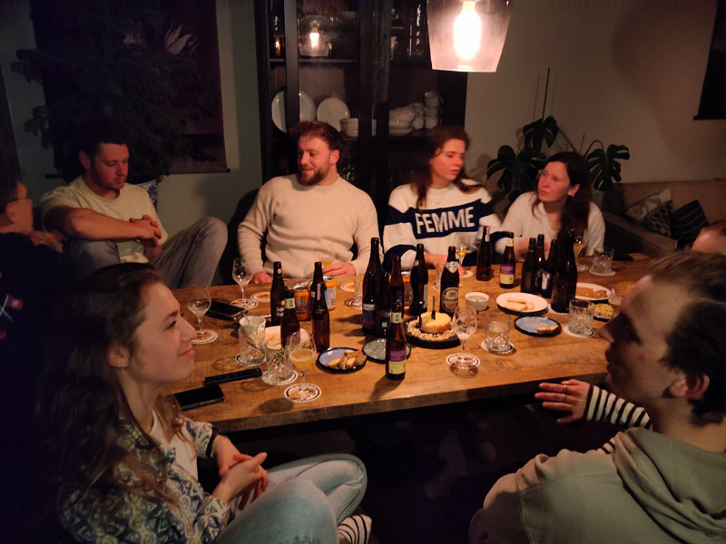 Deelnemers hebben het naar hun zin tijdens een bierproeverij aan huis in Andijk