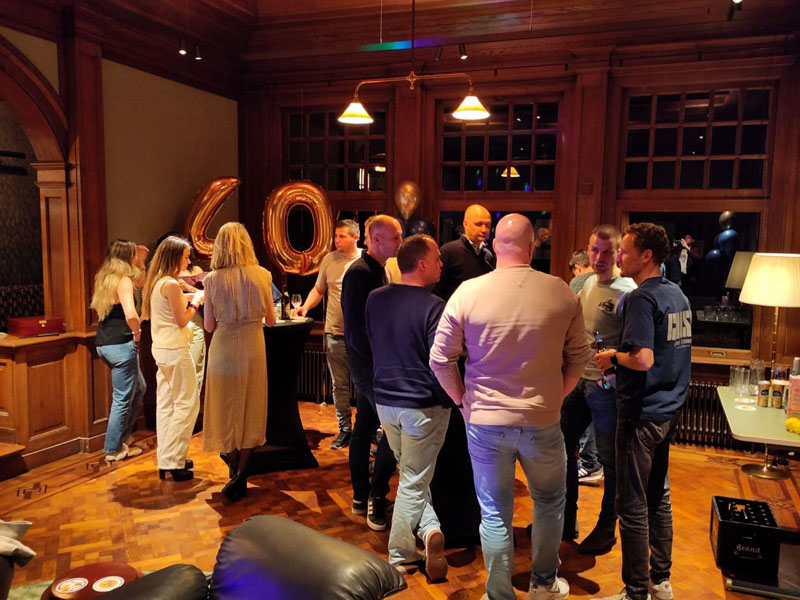 Mensen genieten tijdens de Historische Bierbeleving in Blaricum