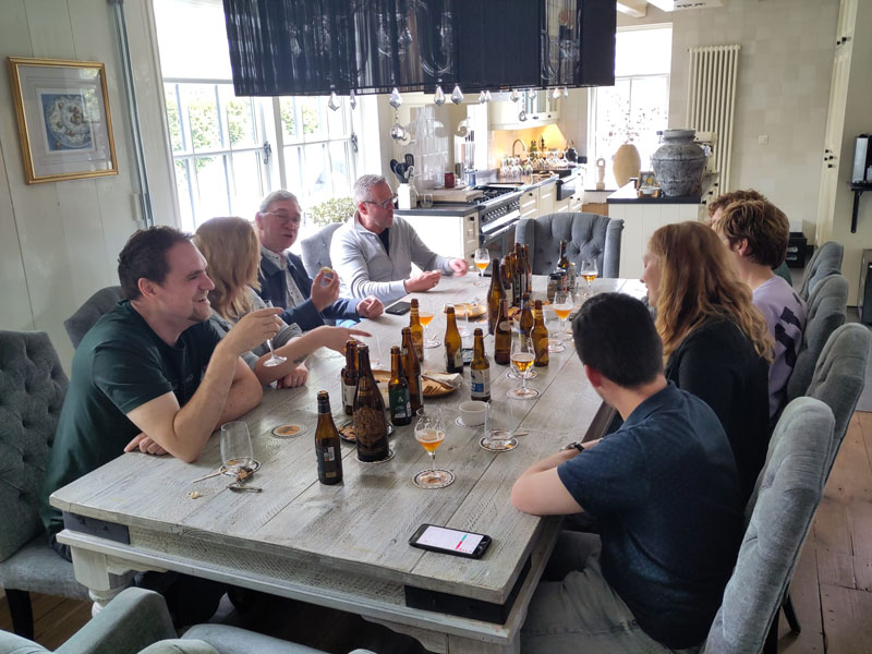 Volop gezelligheid bij een bierproeverij aan huis in Venhuizen (West-Friesland)