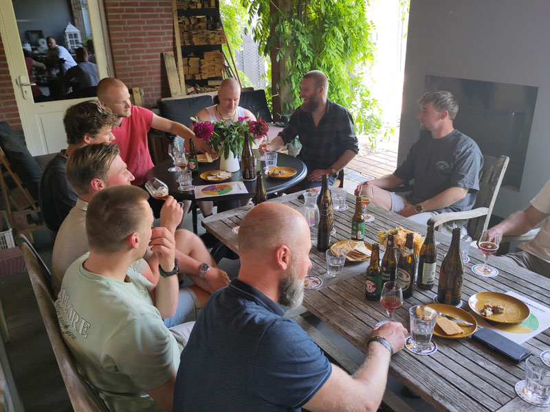 Een historische bierproeverij in Heerhugowaard, in volle gang
