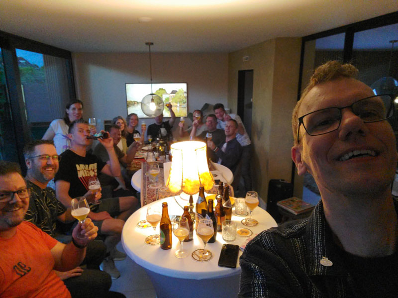 De vriendengroep die deze heilige bierproeverij in Enkhuizen boekte