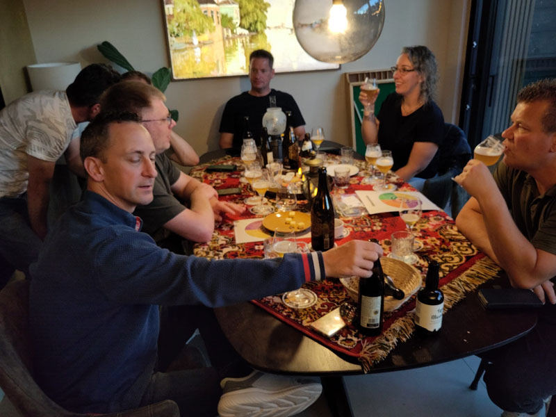 Een bierproeverij in Enkhuizen in volle gang, waarbij het geheim van de brouwende monnik ontrafeld wordt