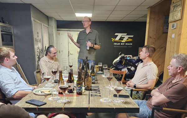Biersommelier Arjan Jonker staat te vertellen op een bierproeverij in Slootdorp