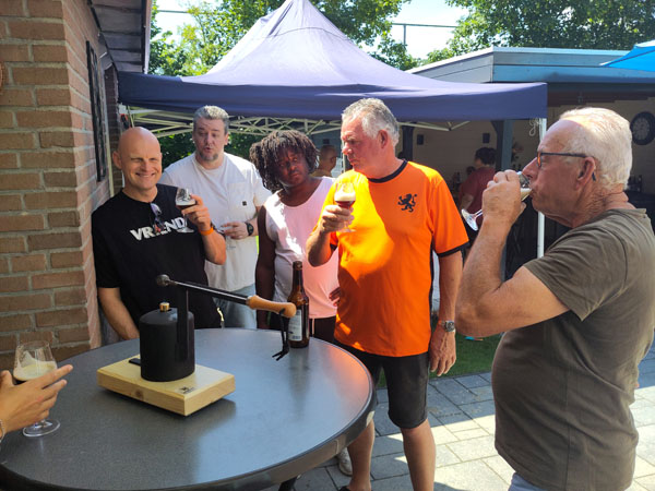 Nog even genieten van het laatste bier op een bierproeverij in Stompetoren