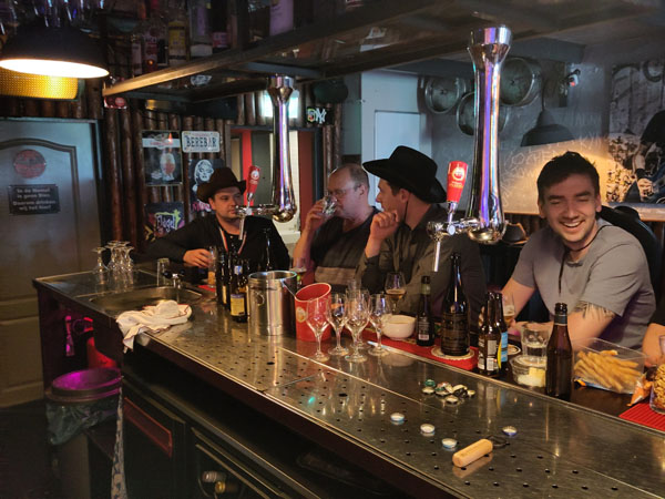 Aan de bar tijdens een bierproeverij in Wervershoof