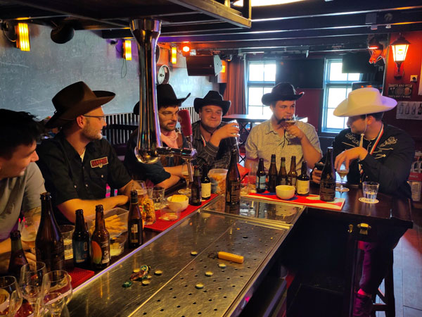 Een groep vrijgezellen op een bierproeverij