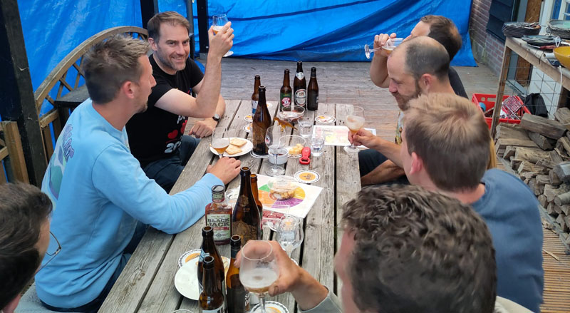 De aanstaande vader vermaakt zich wel, op deze bierproeverij in Wijdenes