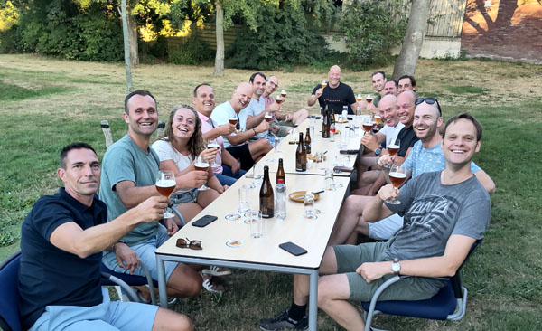 De vrijwillige brandweer van Rijsenhout geniet van een bierproeverij op locatie