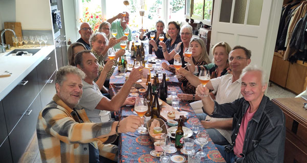 Proosten bij een historische bierproeverij in Voorburg