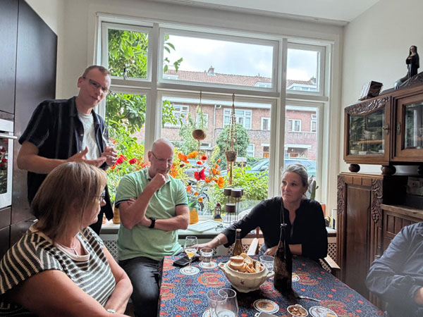 Biersommelier Arjan Jonker in actie op een bierproeverij in Voorburg