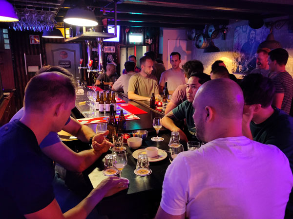Iedereen heeft het leuk op deze bierproeverij in West-Friesland, voor een vrijgezellenfeest