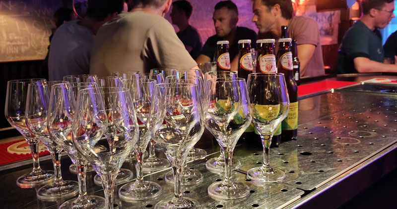 Een vrijgezellenfeest met bierproeverij in Wervershoof, West-Friesland