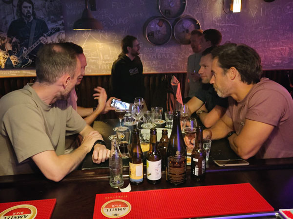 West-Friese bierproeverij in volle gang, op een vrijgezellenfeest