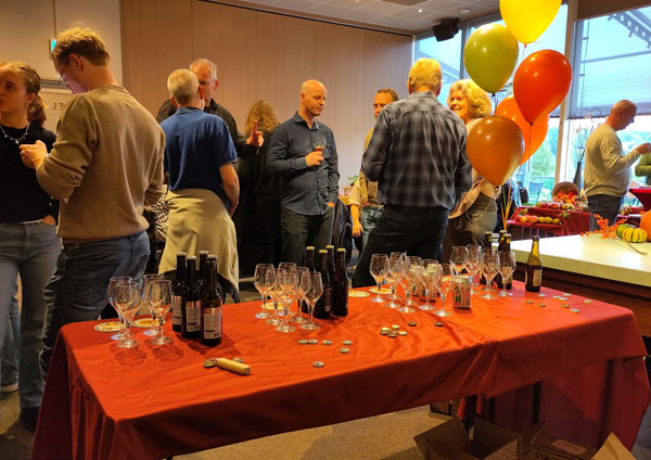Bierproeverij op een bedrijfsevenement in Middenbeemster in volle gang