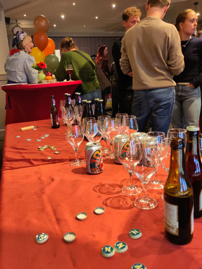 De tafel raakt al leger op deze bierproeverij in Middenbeemster...